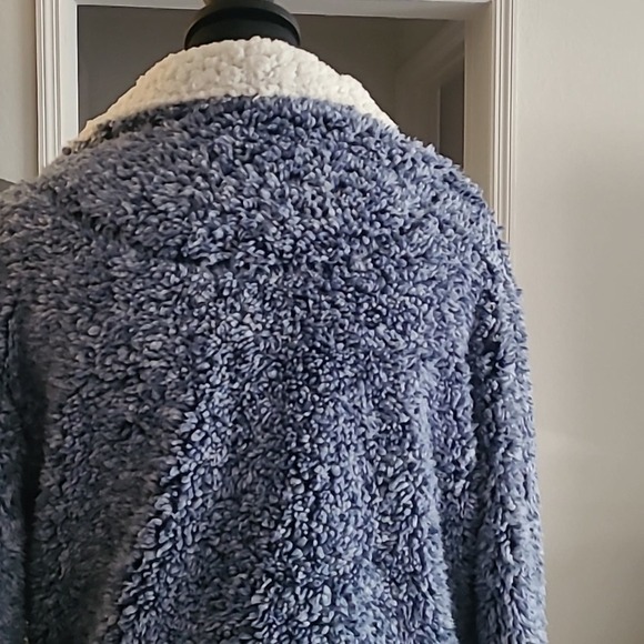 Copper Key Powder Poly/faux fur fluff Pullover. 1/4‎ zipper. Size Medium - Picture 4 of 6